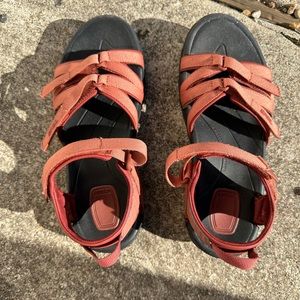 🩴TEVA strappy Tirra sandals size 8. discontinued red.